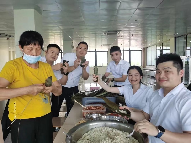 組織開展端午節(jié)包粽子活動(dòng).jpg