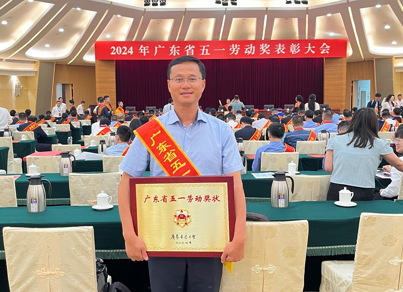 周遠同志在表彰大會現場.jpg