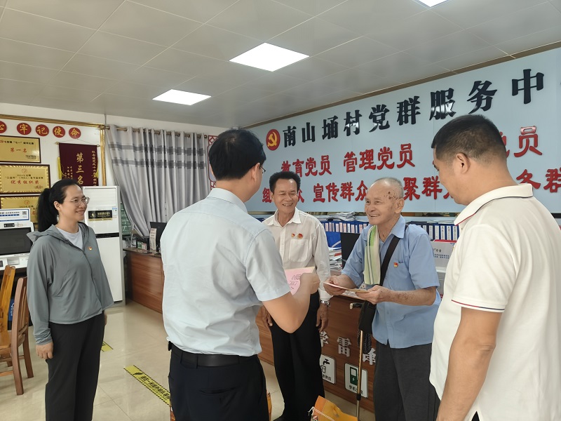 周遠(yuǎn)慰問老干部、老黨員1.jpg
